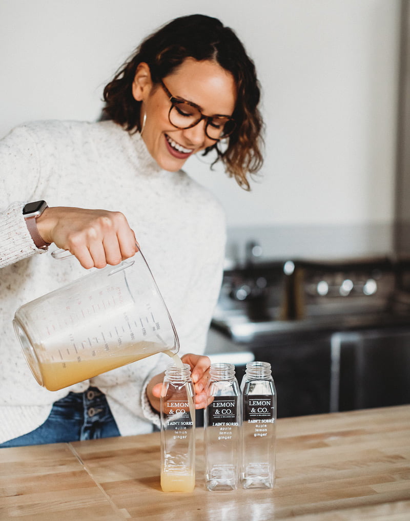 Chelsey_Morten_Lemon_w Chelsey Morten '16/'18 pouring juice for Lemon & Co. Juicery.