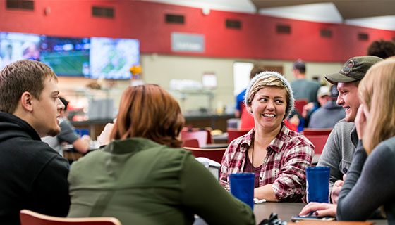 LandThumb_StudentLife4 Students in the dining hall