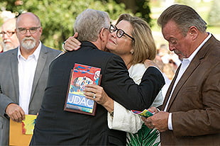 A photo of President Don Jackson greeting Kim and Tom Dinsdale.